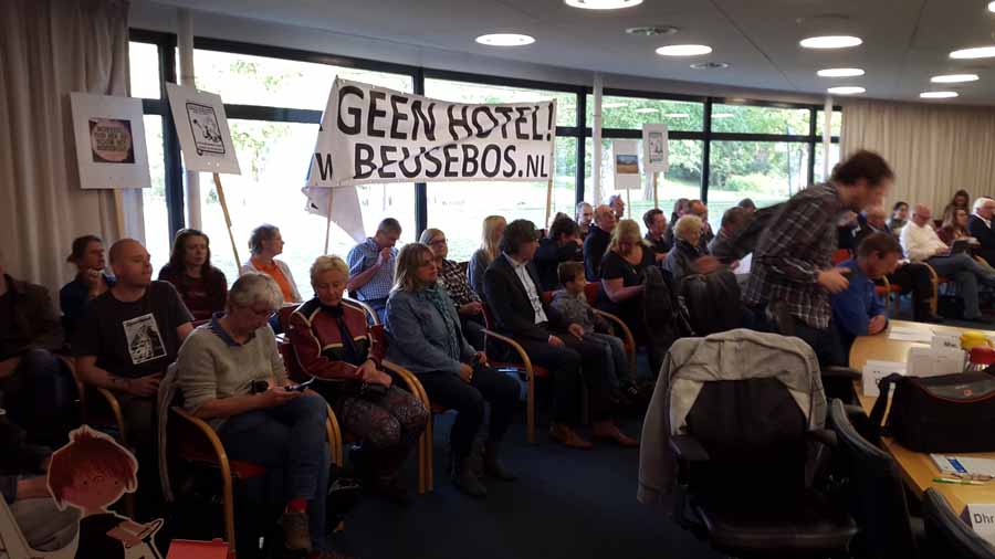 Bomvolle publieke tribune met vrienden van het Beusebos.   Foto’s: Klaas Breunissen